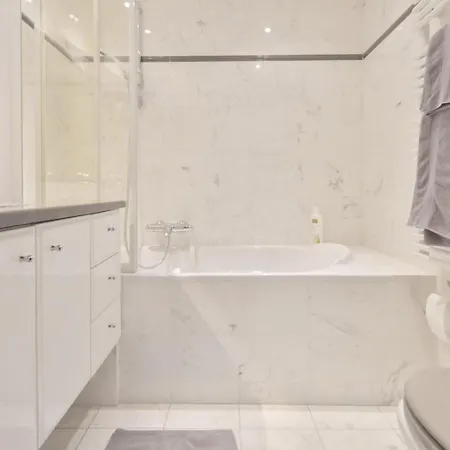 2-br With Pool & Garage - 10 Min Walk To Center Lägenhet *