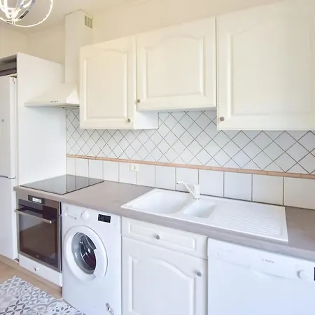 2-br With Pool & Garage - 10 Min Walk To Center Lägenhet